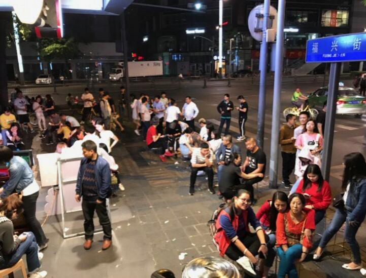 苹果{概}念股早盘多数走高 鸿腾精密及比亚迪电子均涨超5%