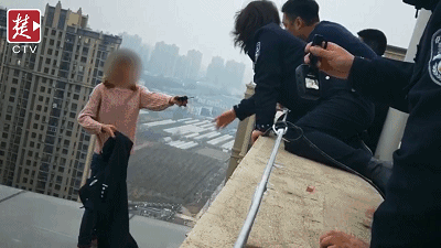 金价突发!大跳水！找跑腿小哥“代抢”金条，有人称省下近万元，律师紧急提醒→