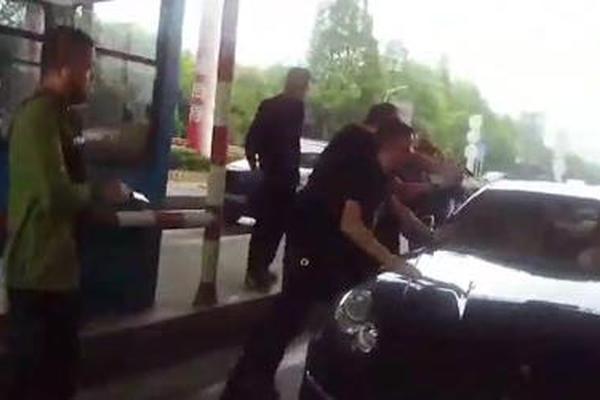 黄仁勋:与特?朗普讨论芯片出口管制，抨击美国各州“各自为政”的ai监管